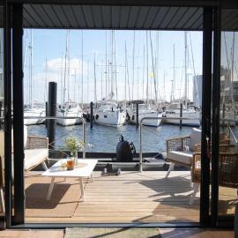 Hausboot mit Motorboot, hotel in Heiligenhafen