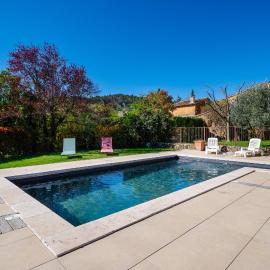 Gîte chaleureux au coeur du Luberon, avec piscine et sentiers de randonnée à proximité, hôtel à Villars