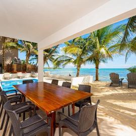 Tulum में, होटल Oceanfront home with beach access pool balconies & waterfront hammocks - Villa Sol