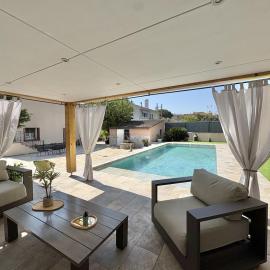Très bel appartement deux chambre situé en haut de villa, piscine et jardin privatifs, 2 places de parking