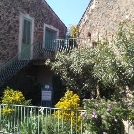 La Coustouline: Lacoste şehrinde bir otel