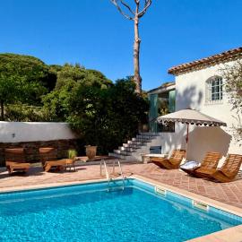 Luxury family villa with large pool, garden & outdoor dining near beach, Domaine l'Oiseau Bleu in Sainte-Maxime, hotel in Sainte-Maxime