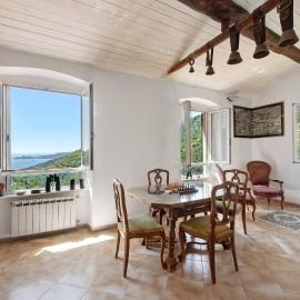 Cottage rustico con vista mare