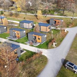Side-by-Side Tiny Houses, hotel di Untergriesbach
