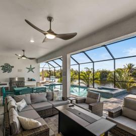 Waterfront Haven with Pool Spa Game Room, hotel v destinaci Port Charlotte