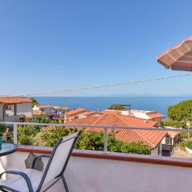 Appartamento con vista mare Chiessi, hotel a Chiessi