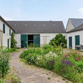Vierseitenhof mit Pool, hotel Ziesarban