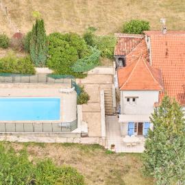 Maison de campagne pour 8 personnes、Léguillac-de-Laucheのホテル