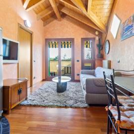 Lovely Orange House, Hotel in Viggiù