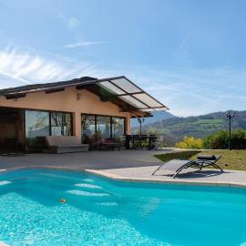 Maison avec Piscine, Spa et Jacuzzi، فندق في Saint-Jean-dʼArvey