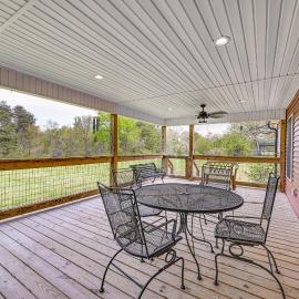 3 Mi to Nolin Lake Boat Ramp! Family Home w/ Deck、Mammoth Caveのホテル