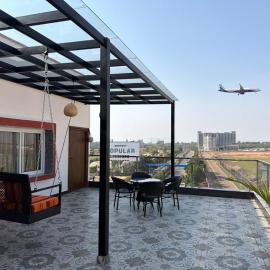 Runway Retreat Rooftop Swing, Airport View, hotel in Muthugadahalli