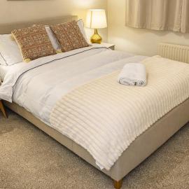 Manchester Stay Hub - 2BR with Free Parking, Near Airport & Attractions