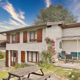 Maison Calme Dans Un Beau Jardin, hotel a La Roche-Chalais