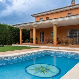 Villa Candelaria Sol y Piscina, hotel di Bormujos