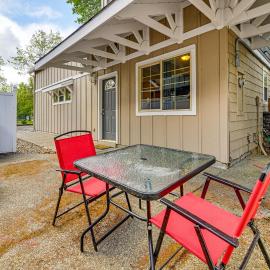 Patio & Game Room! Cozy Studio Near Oregon Caves, hotel a Cave Junction