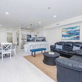 Modern Renovated Condo - 90 Steps to Beach - OCMD โรงแรมในโอเชียนซิตี