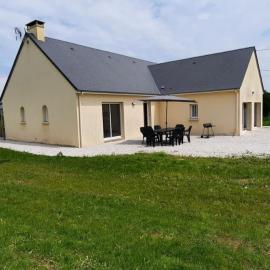 Gîte avec salle de jeux, hotel a Montfarville