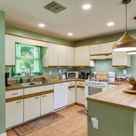 Private Yard, Lanai! Pet-Friendly Fort Pierce Home, hotel in Fort Pierce