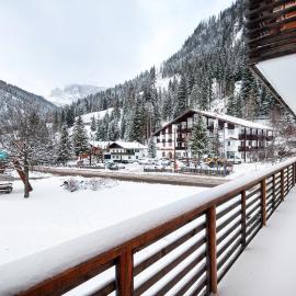 Guesthouse Canazei Cozy 2-Bedrooms, hotel in Canazei