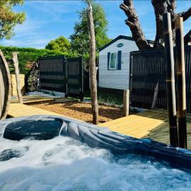 Bungalow Balnéo Jacuzzi, hotel in Erquy