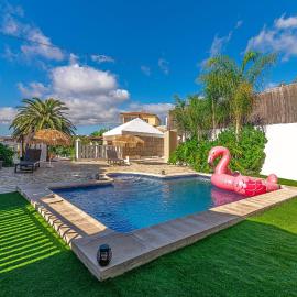 Villa Aurora with Heated Pool, hotel v destinaci La Cisnera