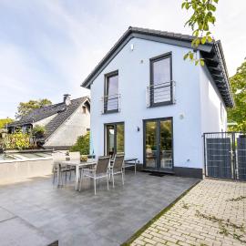 Haus mit 4 Schlafzimmern، فندق في سولينغين