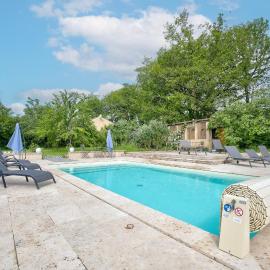 Gite Deodatus avec piscine, hotelli kohteessa Cladech