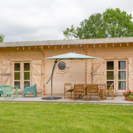 Chalet 4 pers Landeleau 2kms canal, hotel in Landeleau