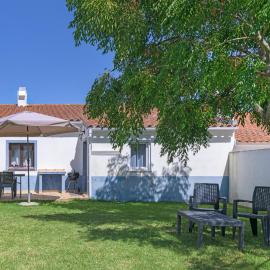 Casa Dos Lírios, hotel in São Teotónio