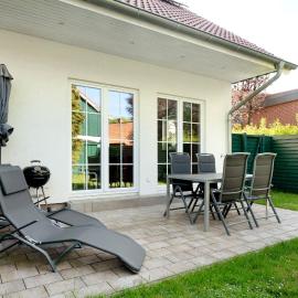 Feriendoppelhaus Sommer, hotel a Stakendorf