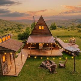 25-Acre Private Retreat w UTV, Hot Tub, Fire Pit, Trails & Stunning Views, ξενοδοχείο σε Roscoe