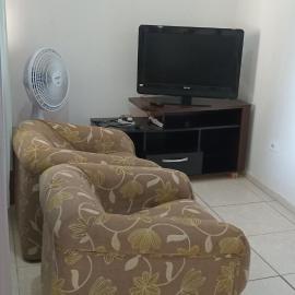 Casa a 250 metros a pé da praia. Ótima localização, hotel in Bertioga