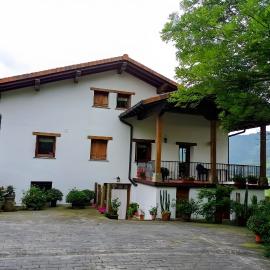 Lokate 2 Habitaciones, hotell i Aia