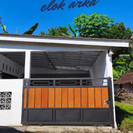 Homestay Elok Arka, hotell sihtkohas Wirosaran