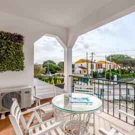 Sublime Sun and Van, By Meco Stays, hotel a Alfarim