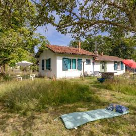Petite maison rustique et atypique, hotel a Hourtin