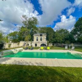 Gîte ravissant avec piscine - proche Loire - FR-1-381-657、Bréhémontのホテル