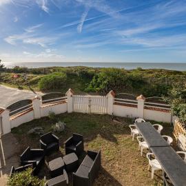 Logement vue mer à 50m de plage, hotel in Barbâtre