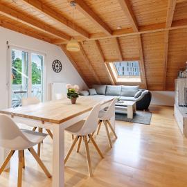 Sonnige Ferienwohnung mit Balkon, hotel i Küssaberg