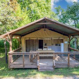 Tente Lodge 8 personnes, hotel in Saint-Martial-de-Nabirat