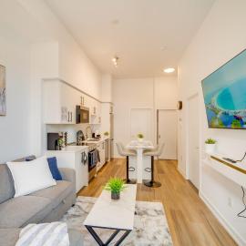 Modern and Cozy in Central KW with Gym, hotel in Kitchener
