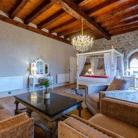 Château De La Rive Suite Romantique, hotelli kohteessa Cruet