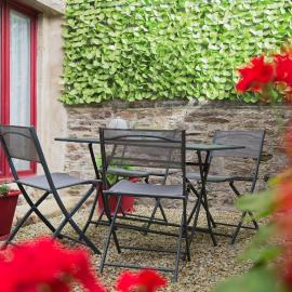 Le Douar Armor - cour intérieure, hotel in Dinan