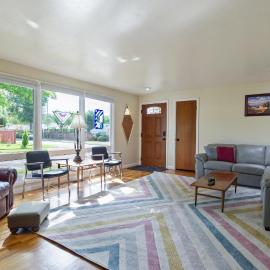 Mellow Yellow - 7 Minutes to UO & 4 Minutes to Downtown home