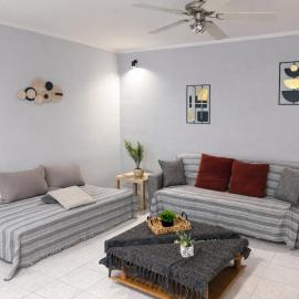 Manos house 15 minutes from the airport, hotel a Artemida