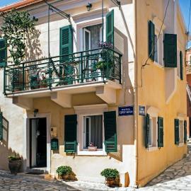 Victor's Traditional House، فندق في Chlomós