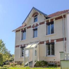 Charmant Cottage - Saint-Junien, hotel in Saint-Junien