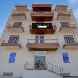 Townhouse Manipal University Highway King Bagru formerly Golden Hotel, хотел в Джайпур