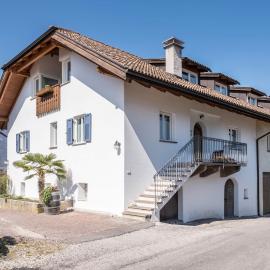 Valtlhof - Apt 1, hotel di Cornaiano